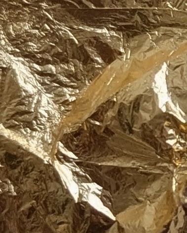 Une feuille d’or froissée qui accroche la lumière